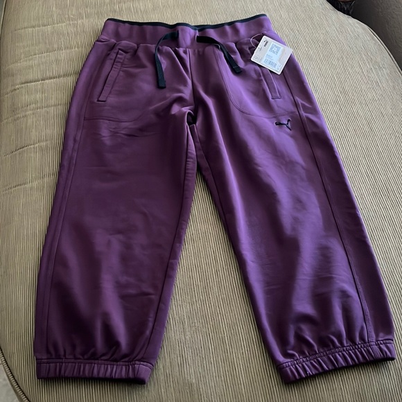 Puma sports cropped sweatpants. - Picture 3 of 9
